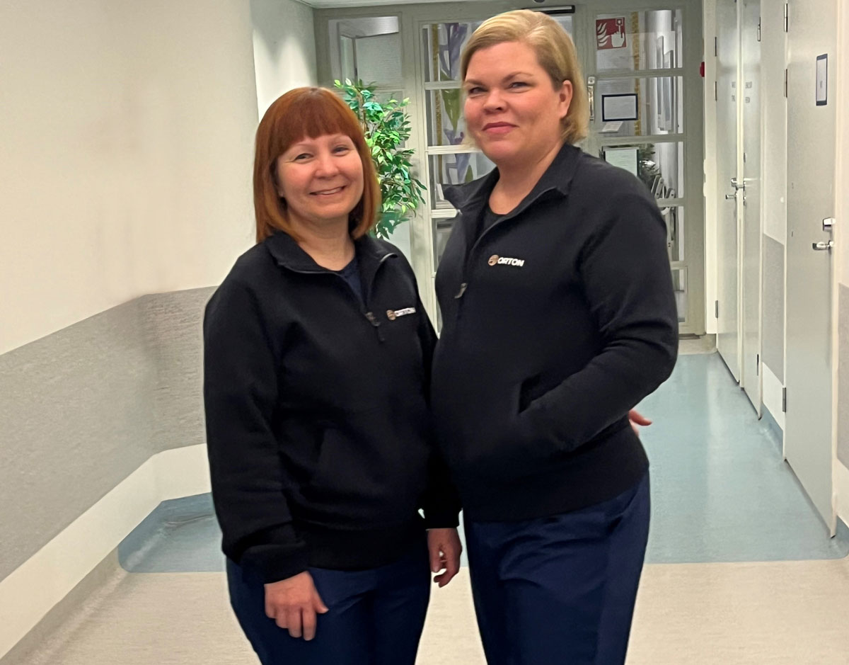 Bilden visar somnergonom Merja Rissanen och arbetsterapeut Johanna Holma.